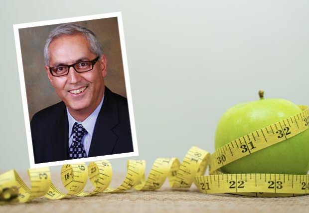 Foto del Dr. John Yadegar con una manzana envuelta en una cinta métrica