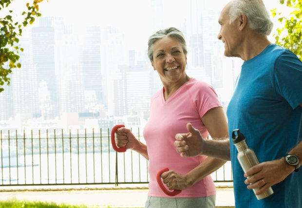 Adultos mayores sonriendo y haciendo ejercicio