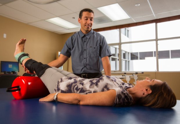 Paciente femenino en rehabilitación física con terapeuta