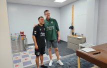 Médico de SWH Palmdale y jugador del AV ALTA FC sonriendo a la cámara en el Instituto de Rehabilitación de Palmdale